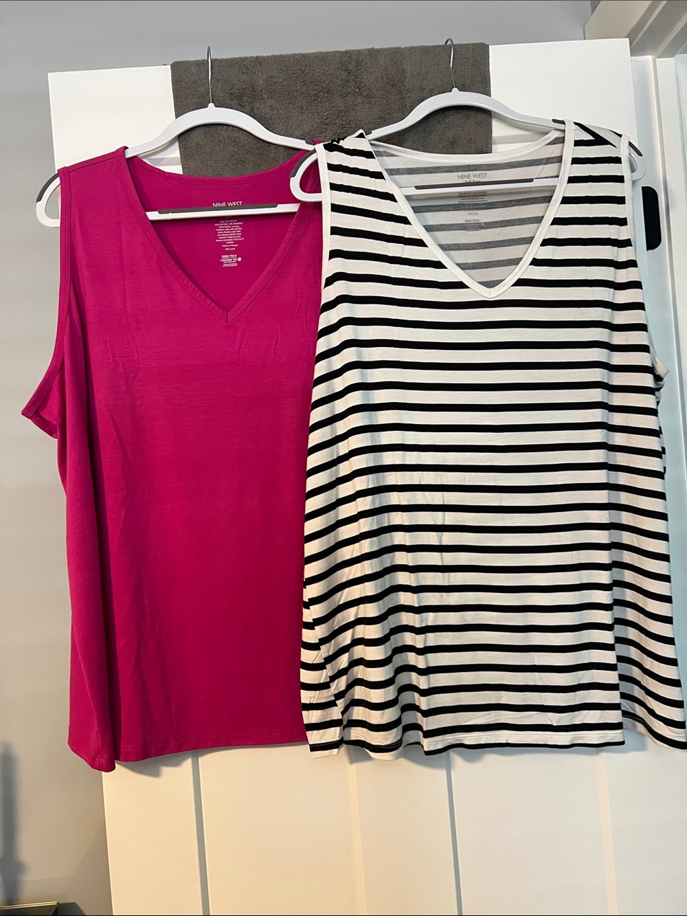 2-Nine West Sleeveless V-Neck Tank
